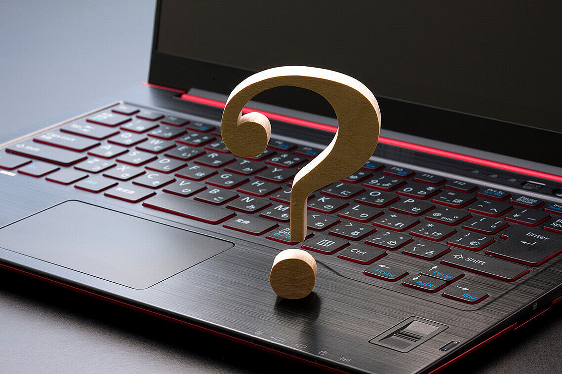 Fotomontage: Geöffneter Laptop mit großem Fragezeichen in 3D